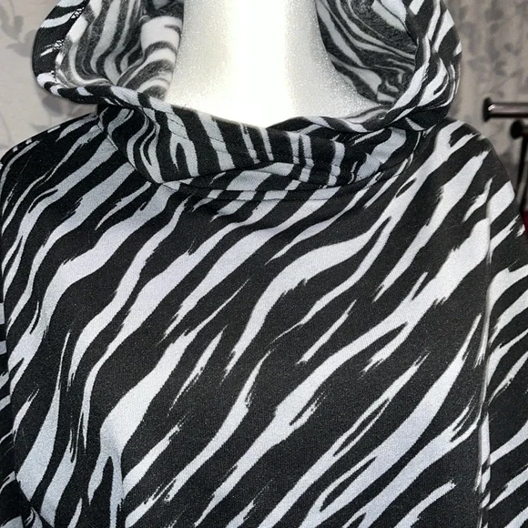 Nwt just be hoodie - Picture 2 of 8